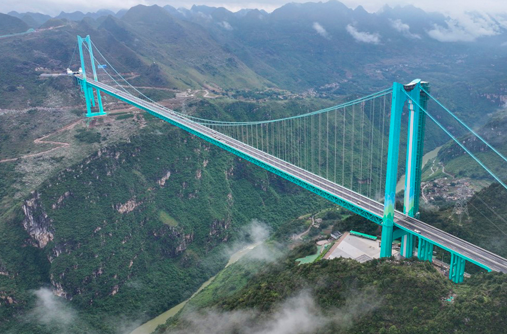 Le plus haut pont du monde ouvre en Chine et redessine l'économie du Guizhou